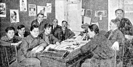 Первая редакция журнала «Крокодил». 1923 г. Пятый слева — В. Лебедев-Кумач.